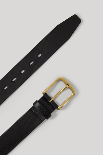 Leads to product detail page "Black leather belt"