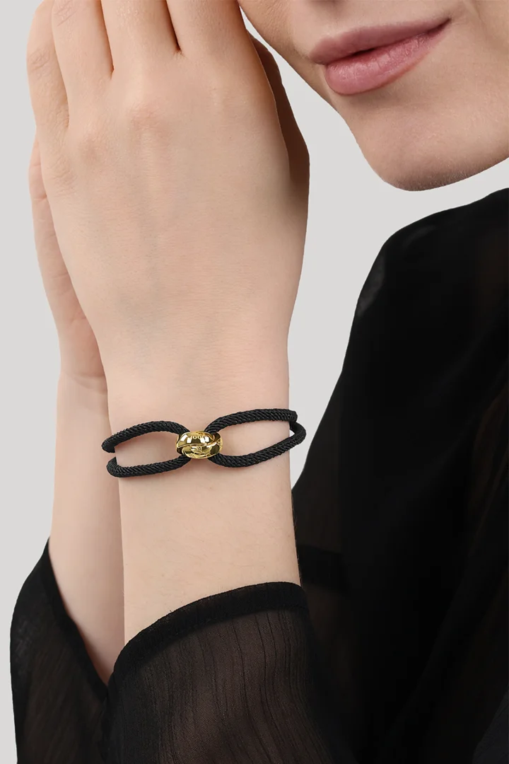 Führt zu Produktdetailseite „Armband mit Logo-Anhänger in Schwarz/Gold"