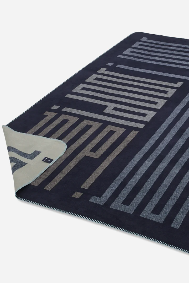 Führt zu Produktdetailseite „JOOP! BARS Wohndecke 150x200 cm, navy"