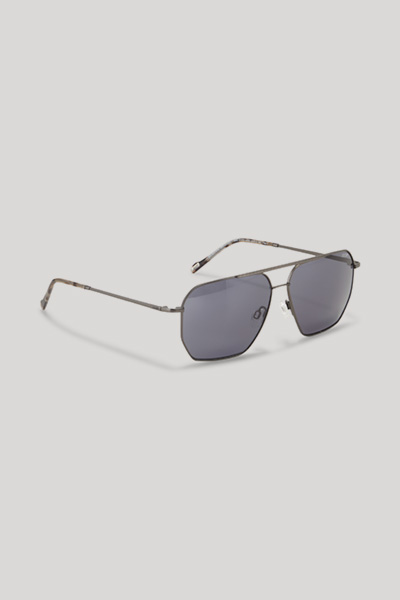 Leads to product detail page "Grey sunglasses"