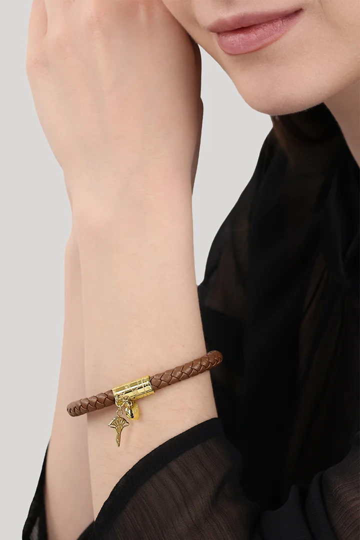 Führt zu Produktdetailseite „Armband aus Leder mit Logo-Herz-Anhänger in Braun/Gold"