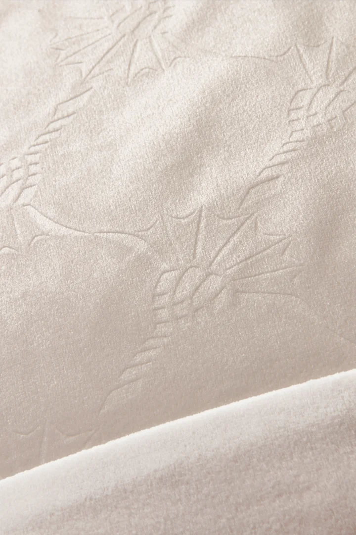 Leads to product detail page "Decorative cushion"