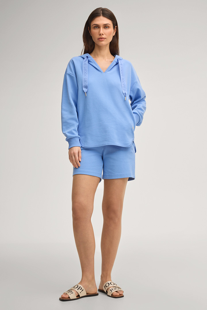 Führt zu Look-Detailseite „Shop the Look: Sweat-Kombi in Blau“