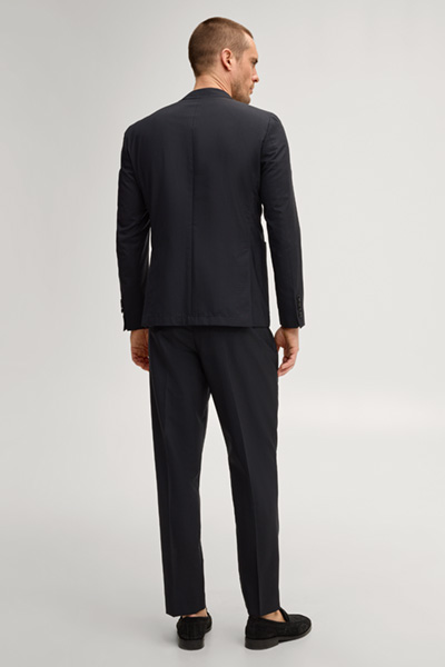 Leads to product detail page "Herby-Blayr suit in navy"