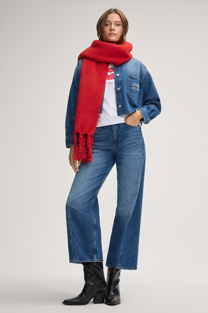 Leads to product detail page "Almu Scarf in Red"