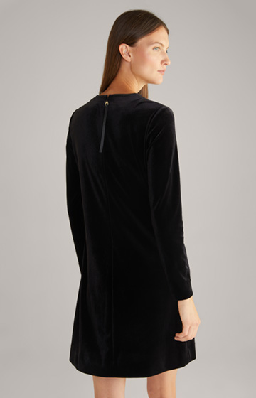 Aksamitna sukienka w kolorze czarnym