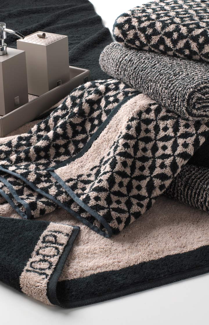 JOOP! präsentiert den Look mit dem Produkt Seifenspender Bathline, Grau-Rosé