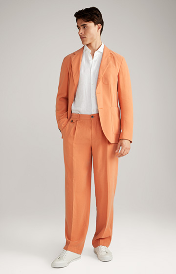 Pleated trousers in orange