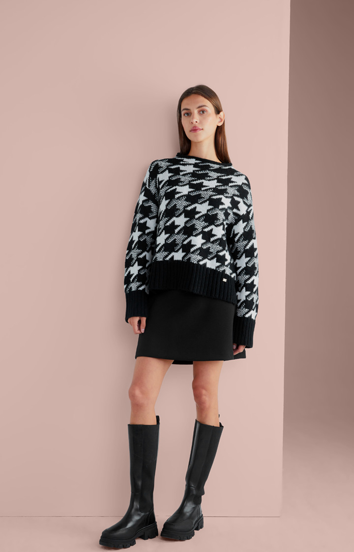 Wełniany sweter z dzianiny w czarno-białe wzory