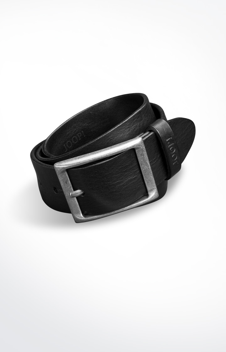 Finely Textured Cowhide Belt in Black