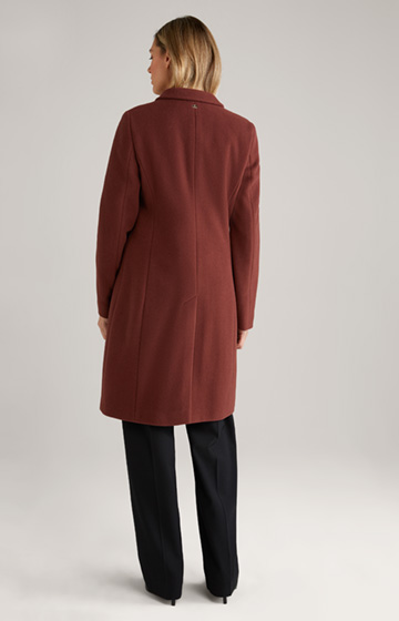 Wełniany płaszcz w kolorze czerwonobrązowym