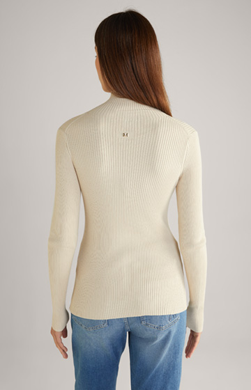 Sweter w kolorze jasnobeżowym