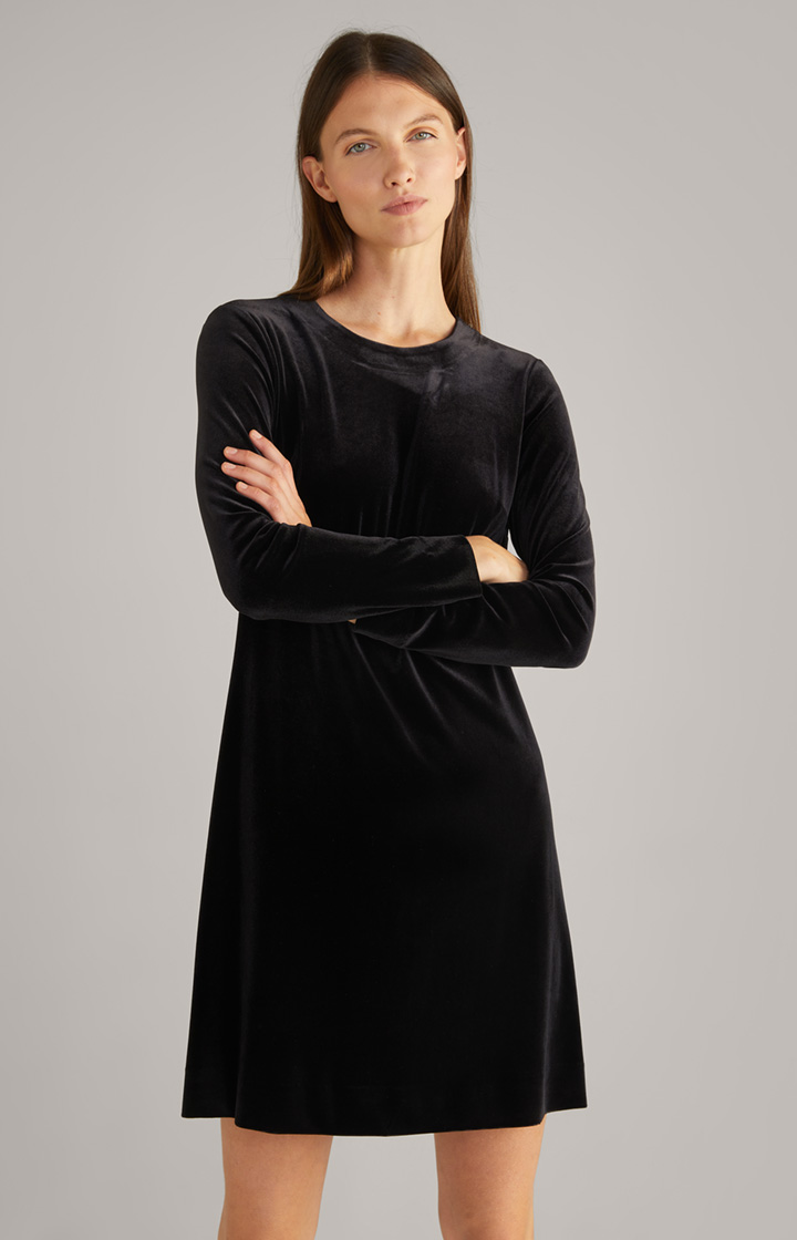 Aksamitna sukienka w kolorze czarnym