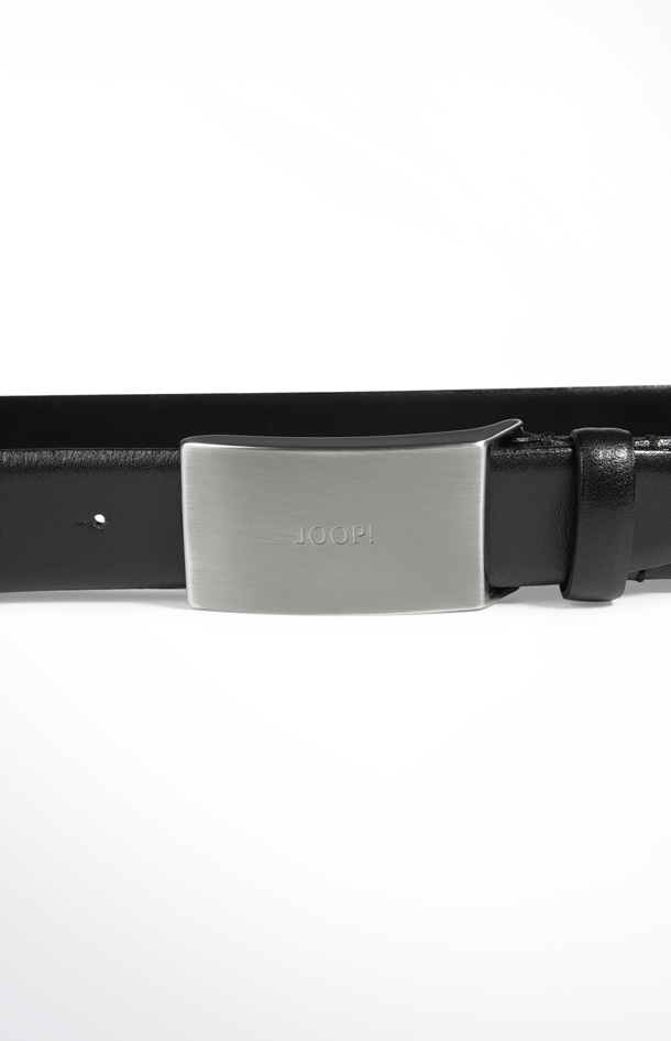 Finely Grained Leather Belt in Black