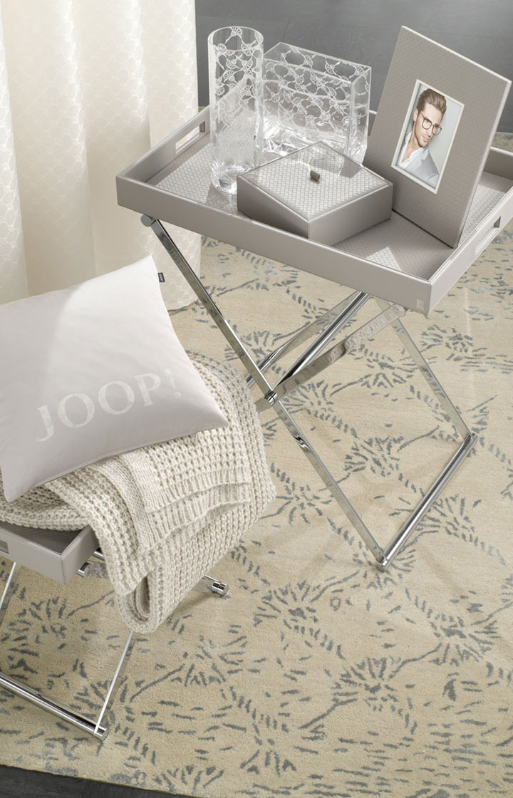 JOOP! presents the look with the products Homeline picture frame (for 13 x 18 cm photos), grey-rosé, Crystal vase all-over print (20x8x20), white and All-over crystal vase (22x18), white