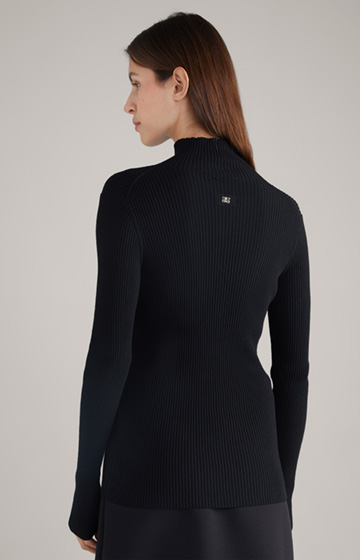Czarny sweter z swetry prążkowanej