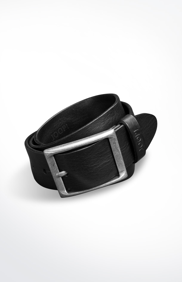 Finely Textured Cowhide Belt in Black