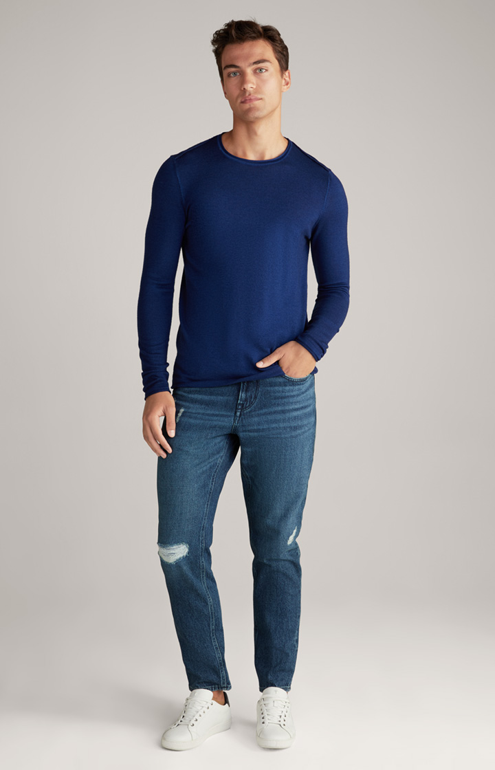 Jeans in a dark blue used look