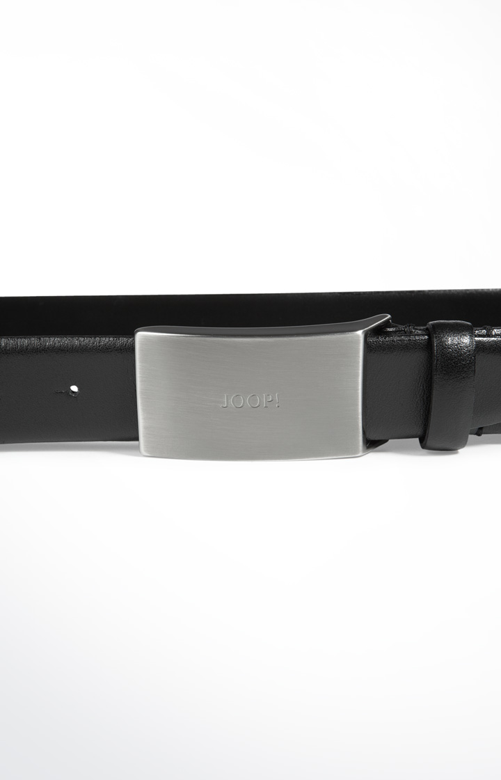 Finely Grained Leather Belt in Black